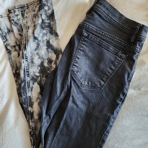 Super skinny acid leg wash jeans distressed (Rip on kneecap) 32/34
